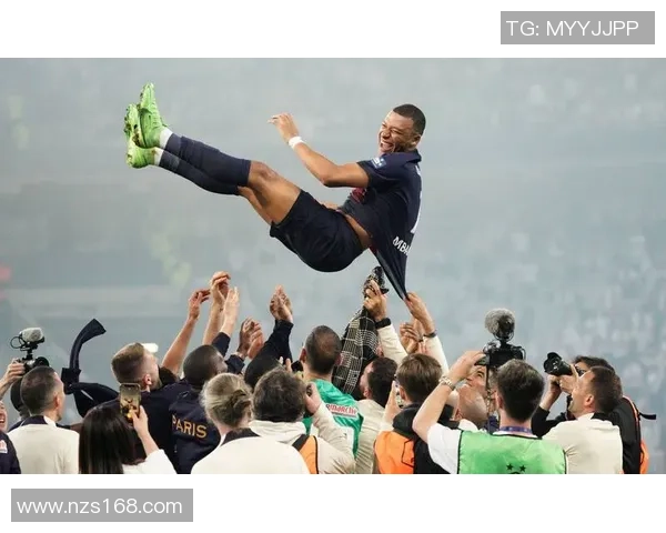 足坛荣耀瞬间全记录世界足球巨星捧杯时刻震撼集锦